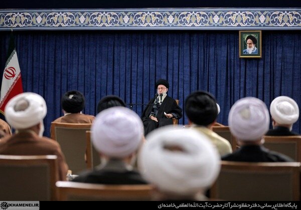 عکس حسن روحانی در دیدار نمایندگان مجلس خبرگان با رهبر انقلاب