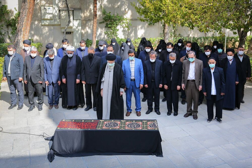 رهبر انقلاب بر پیکر همسر شهید مطهری، اقامه نماز کردند + عکس