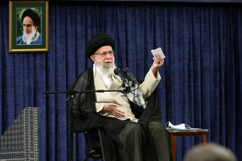 ببینید | حضرت آیت‌الله خامنه‌ای: استکبار خواستار حکومتی در ایران است که با آن بتواند...