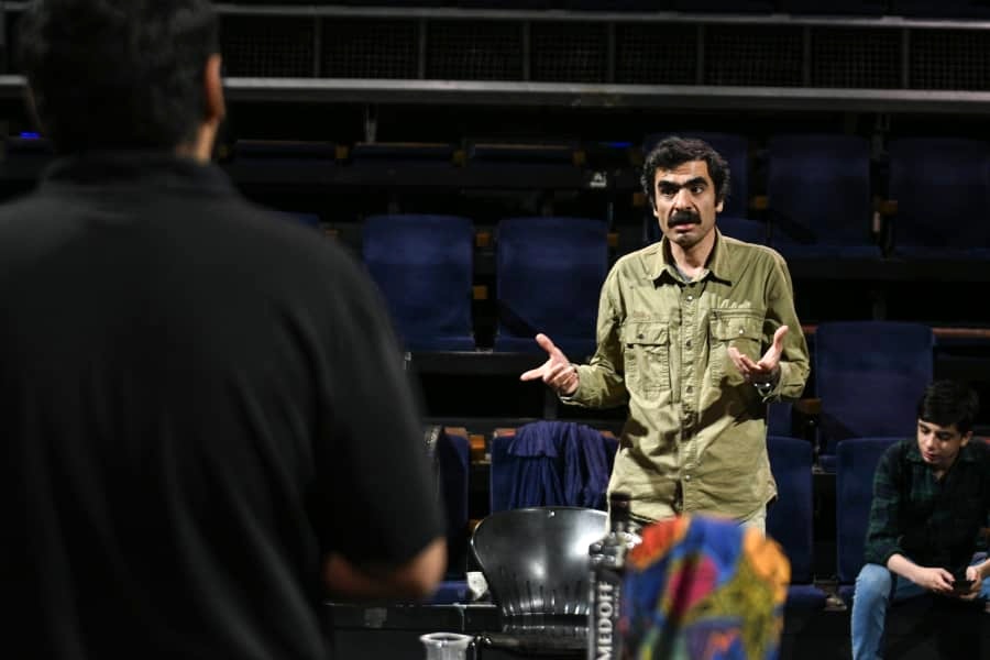 حسین کیانی «کافه کات» را روی صحنه می‌برد