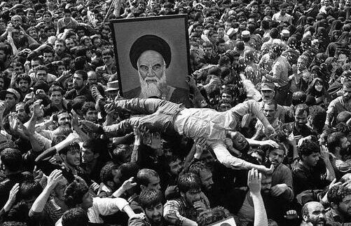 فوت دو نفر پس از شنیدن خبر رحلت امام خمینی / انتقال ۵۰۰ نفر به بیمارستان در پی «ازدحام» سوگواران + تصویر
