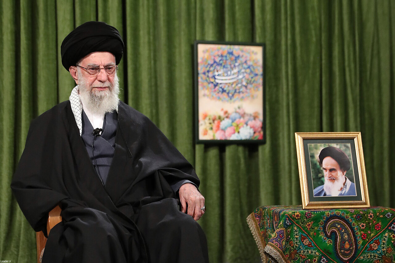 عکسی از ۲ تابلو در حسینیه امام خمینی در زمان بیانات رهبری در آغاز سال نو