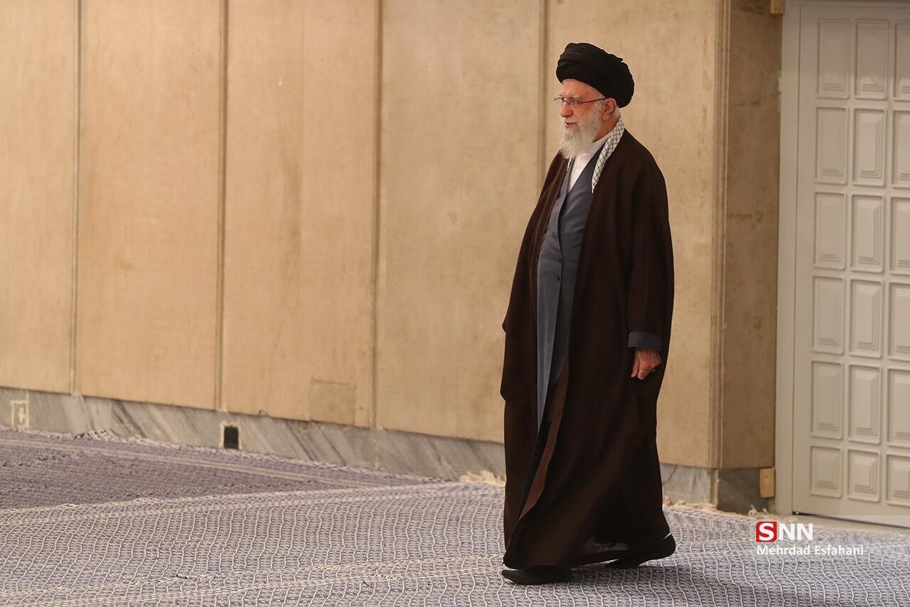 عکسی از ورود رهبر انقلاب به حسینیه امام خمینی برای اقامه نماز بر پیکر ۷ شهدای قدس