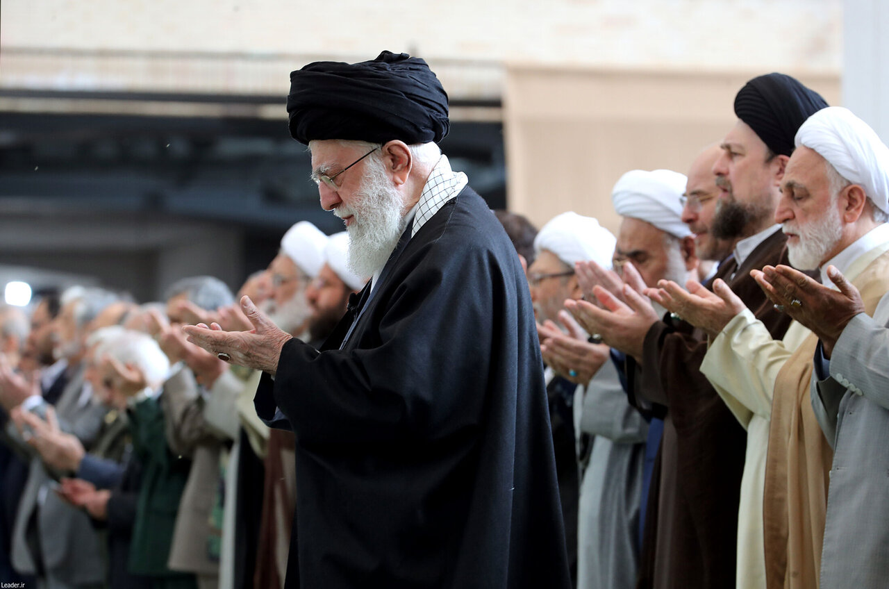   ببینید | اشک‌های رهبر انقلاب در قنوت نماز عید فطر