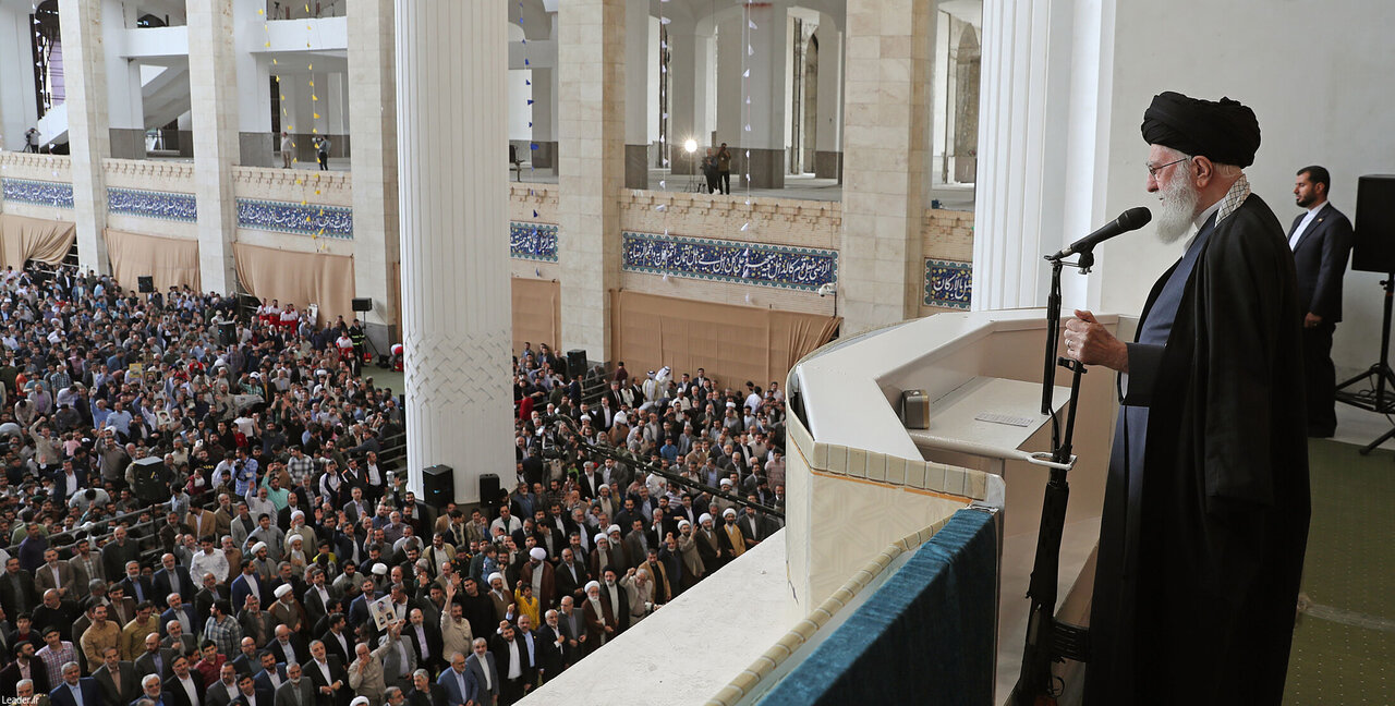 تصویری متفاوت از رهبر انقلاب در نماز عید فطر