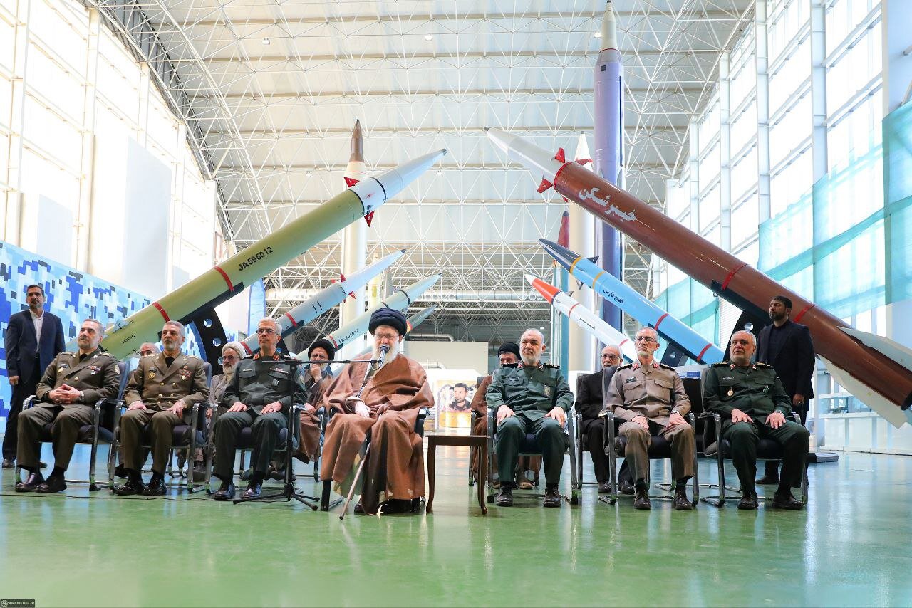 عکسی معنادار از فرماندهان بلندپایه نظامی در کنار موشک های ایرانی /جزئیات نامه پدر موشکی ایران به رهبری
