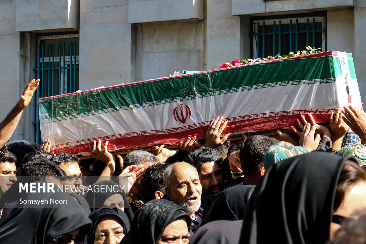 تصاویری از تشییع پیکر سجاد منصوری و حمزه جهاندیده/ شهدای پدافند هوایی ارتش روی دستان مردم و همرزمانشان