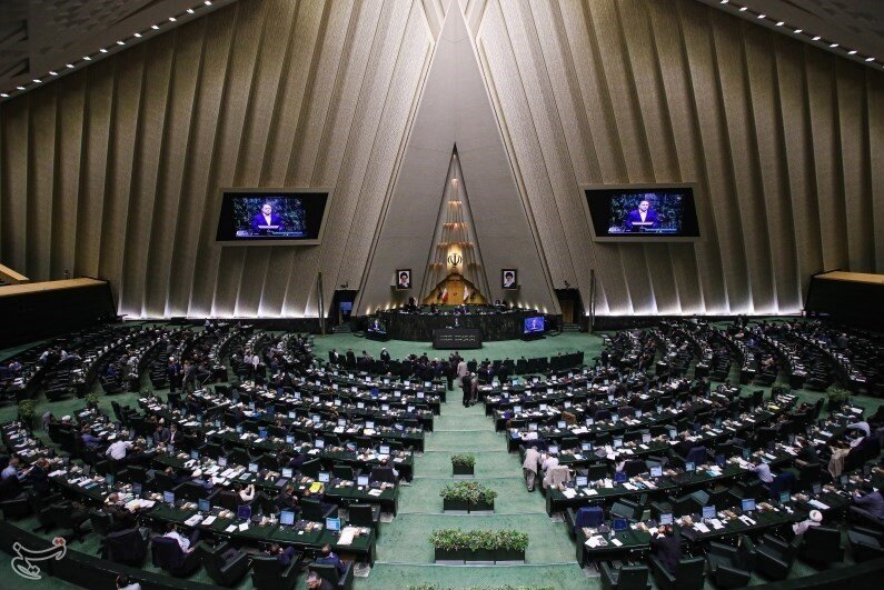 جدل دو نماینده بر سر یک پیشنهاد /روح الامینی: این چه اختناقی است که رسایی پیشنهاد می دهد /رسایی: صرفا یک پیشنهاد بود